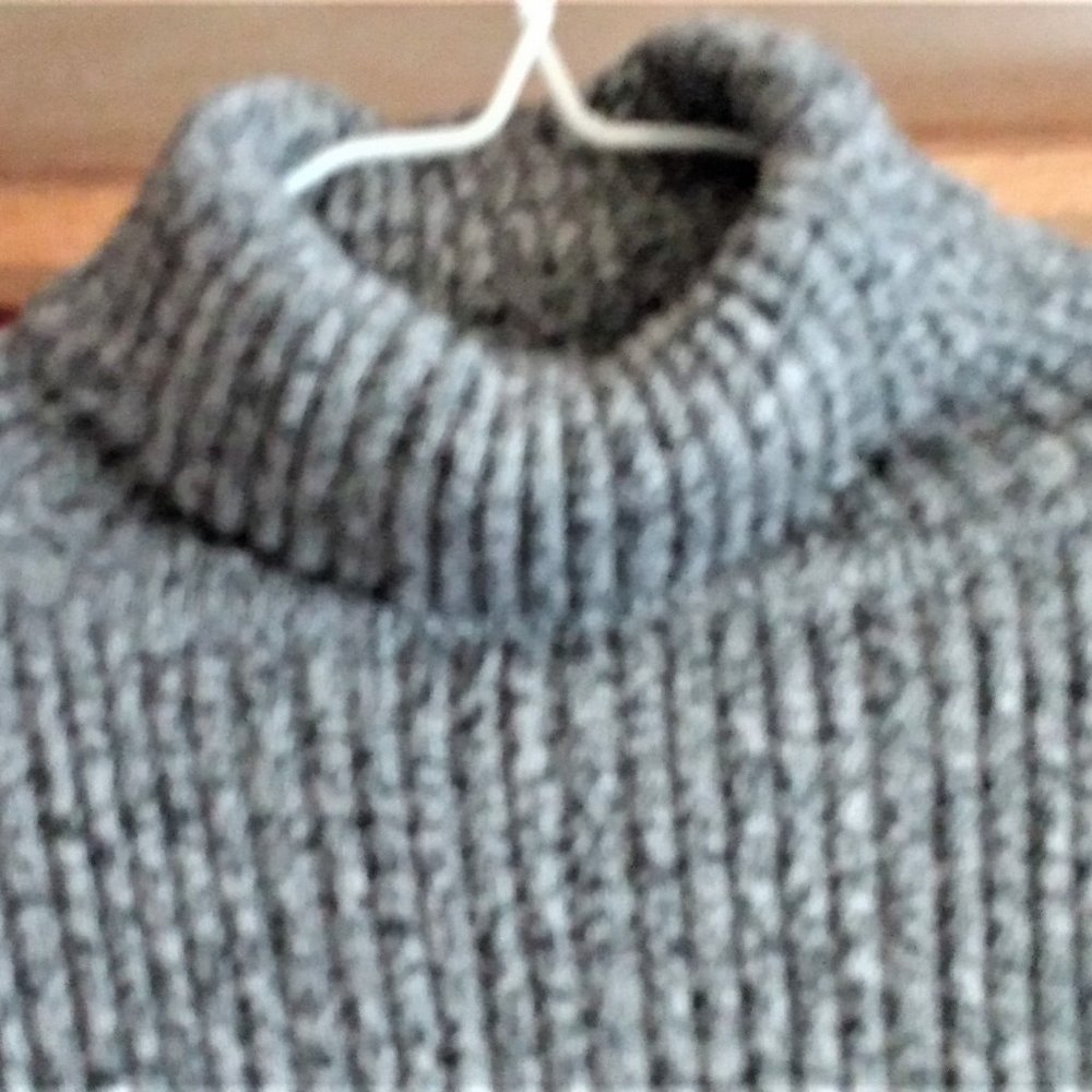 LIZ CLAIBORN SWEATER TOP